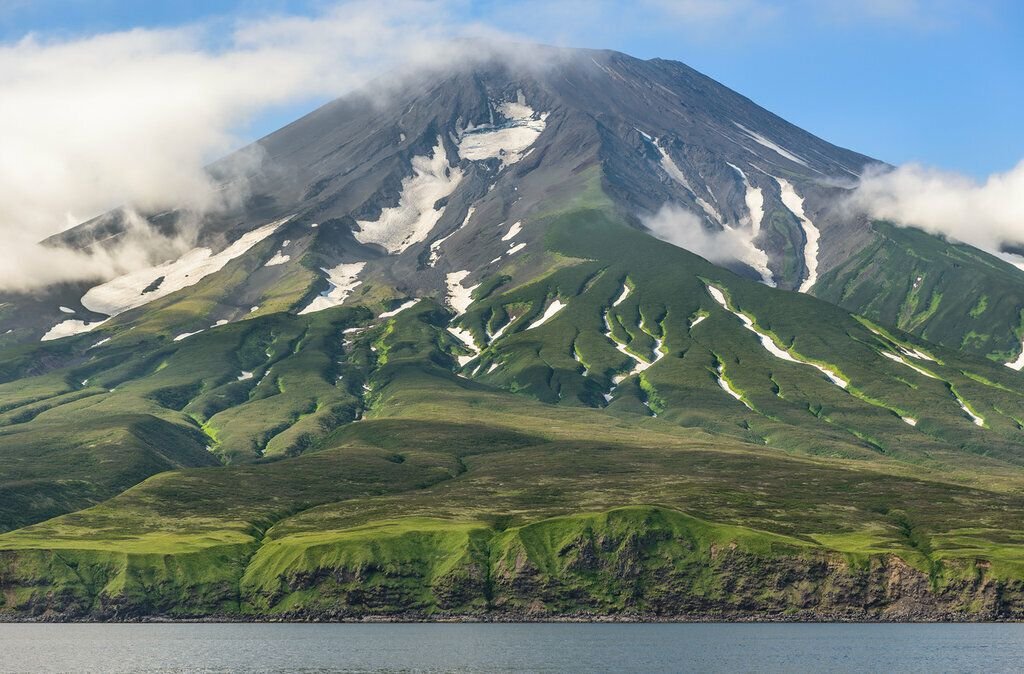 Атласов остров. Остров Атласова вулкан Алаид. Вулкан Алаид Курилы. Остров Атласова Камчатка. Вулкан Атласова Камчатка.