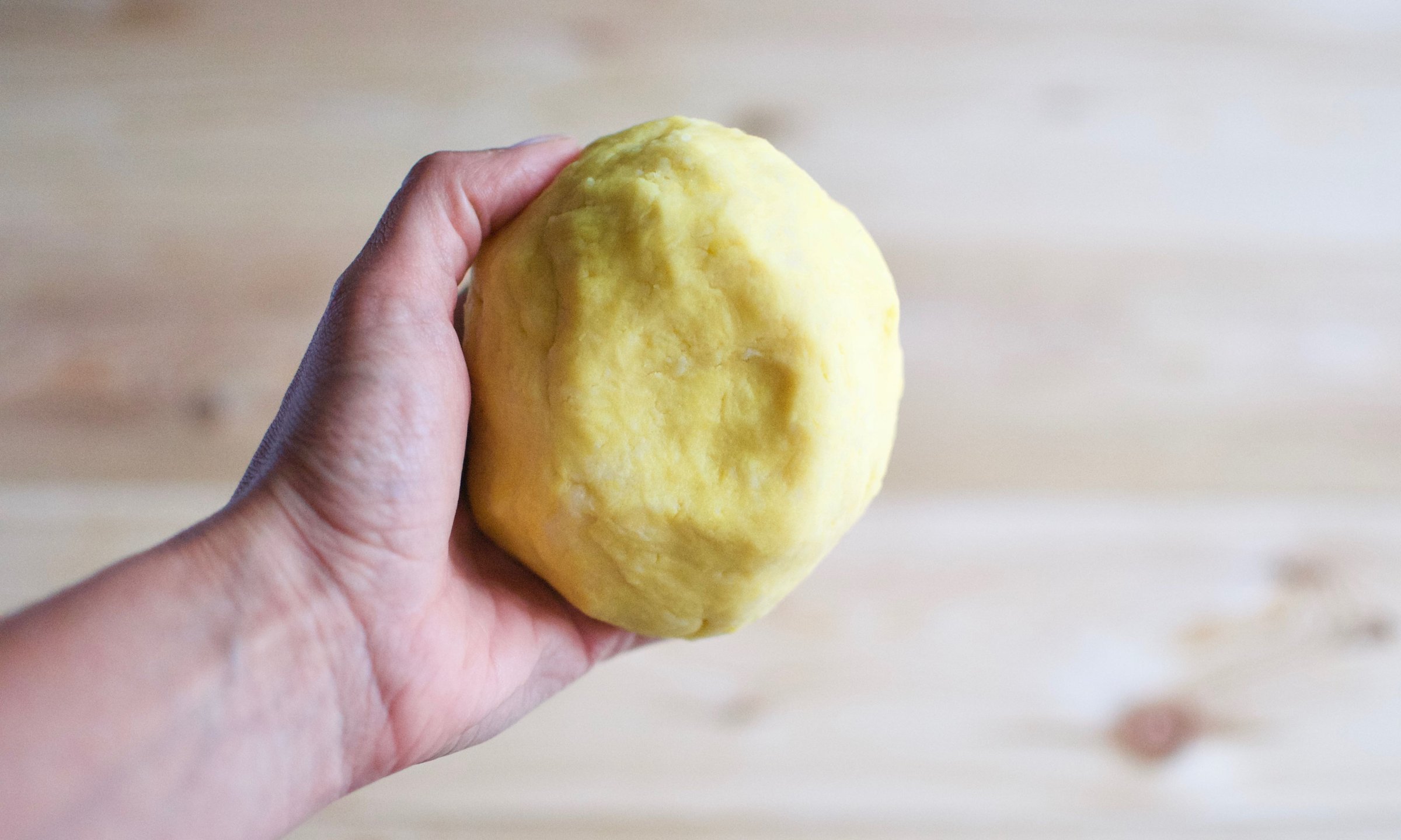 Клеклое тесто это как. Формы булочек для пекарни. Формы для булочек сэндвичей. Почему тесто твердое. Почему тесто твердое.