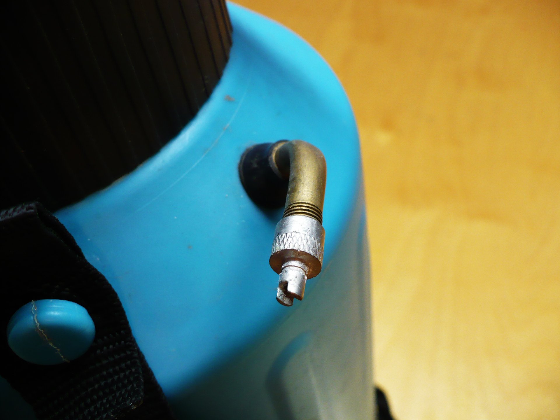 Не накачивается воздух в гидроаккумулятор. Не накачивается воздух в гидроаккумулятор. Компрессор на 220в для гаража. 50л 1342106. Место для компрессора в гараже.