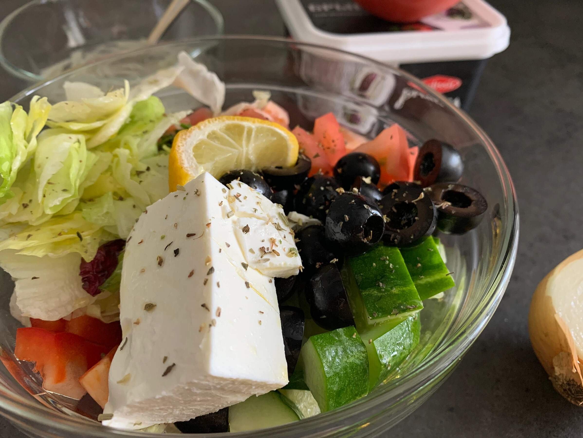 Салаты для гостей. Салат свежий. Греческий салат в черной Таре. Заправка для салата греческий