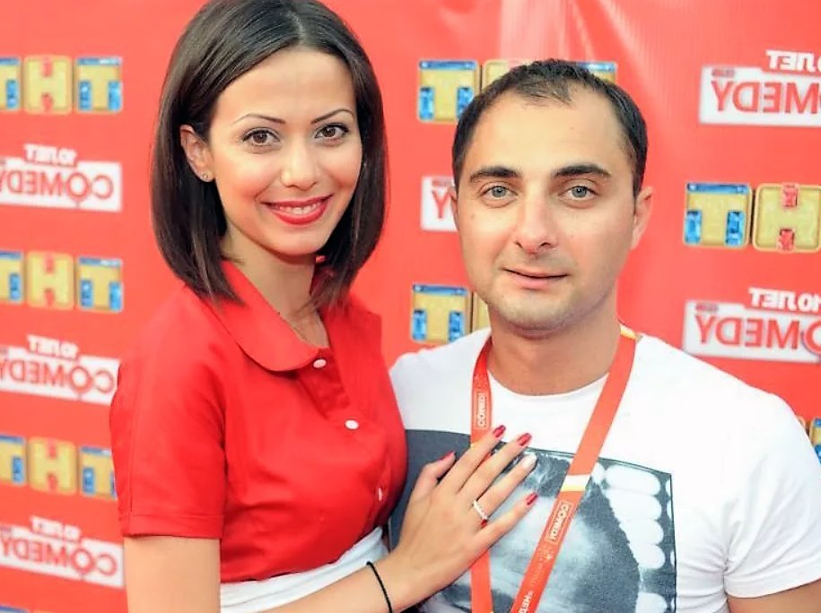 Демис карибидис. Демис делает предложение своей девушке. ). Демис карибидис жена. Демис делает предложение своей девушке.