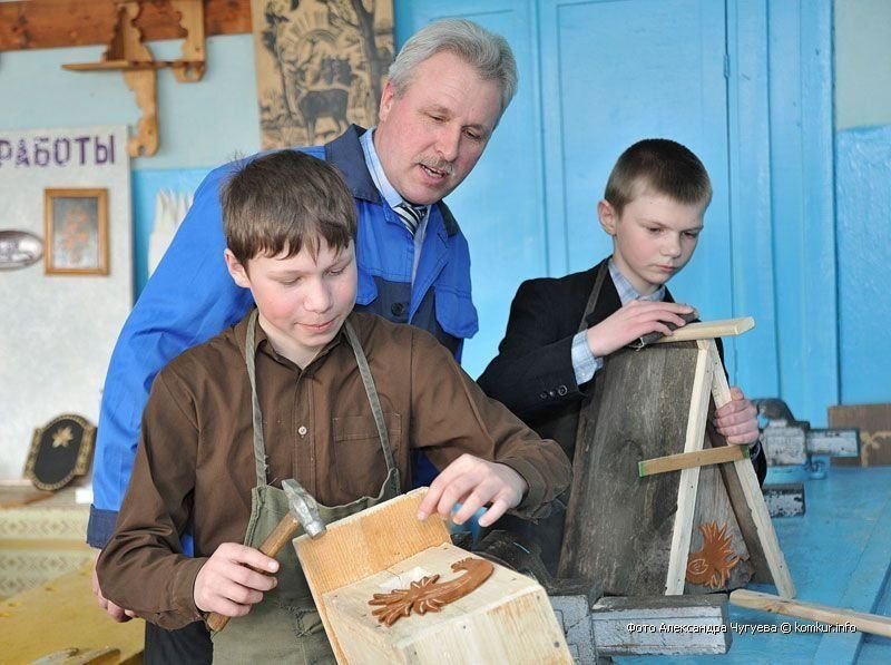 Урок труда. Уроки труда в школе. Слесарная мастерская в школе. Урок труда. Уроки труда для мальчиков.