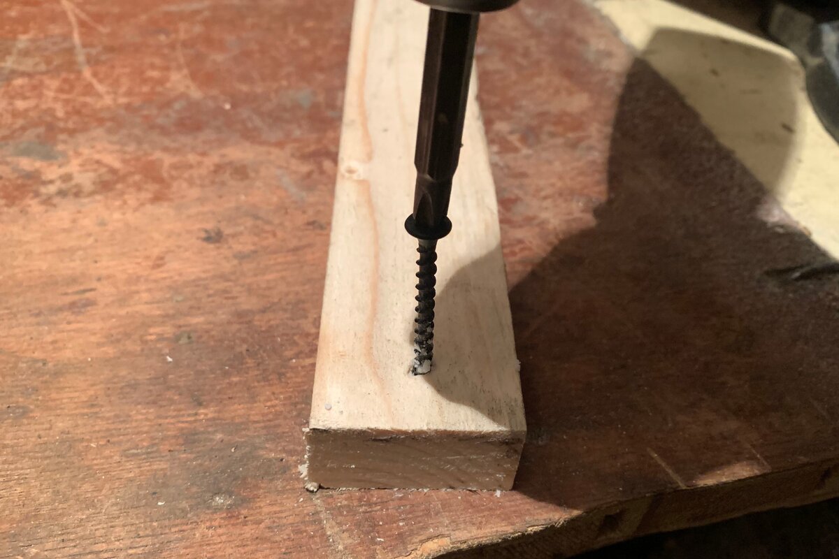 саморезы для крепления дерева к металлу. саморез для вкручивания в пластик. насадка на шуруповерт метабо для саморезов. вкручивание самореза в дерево. старый саморез.