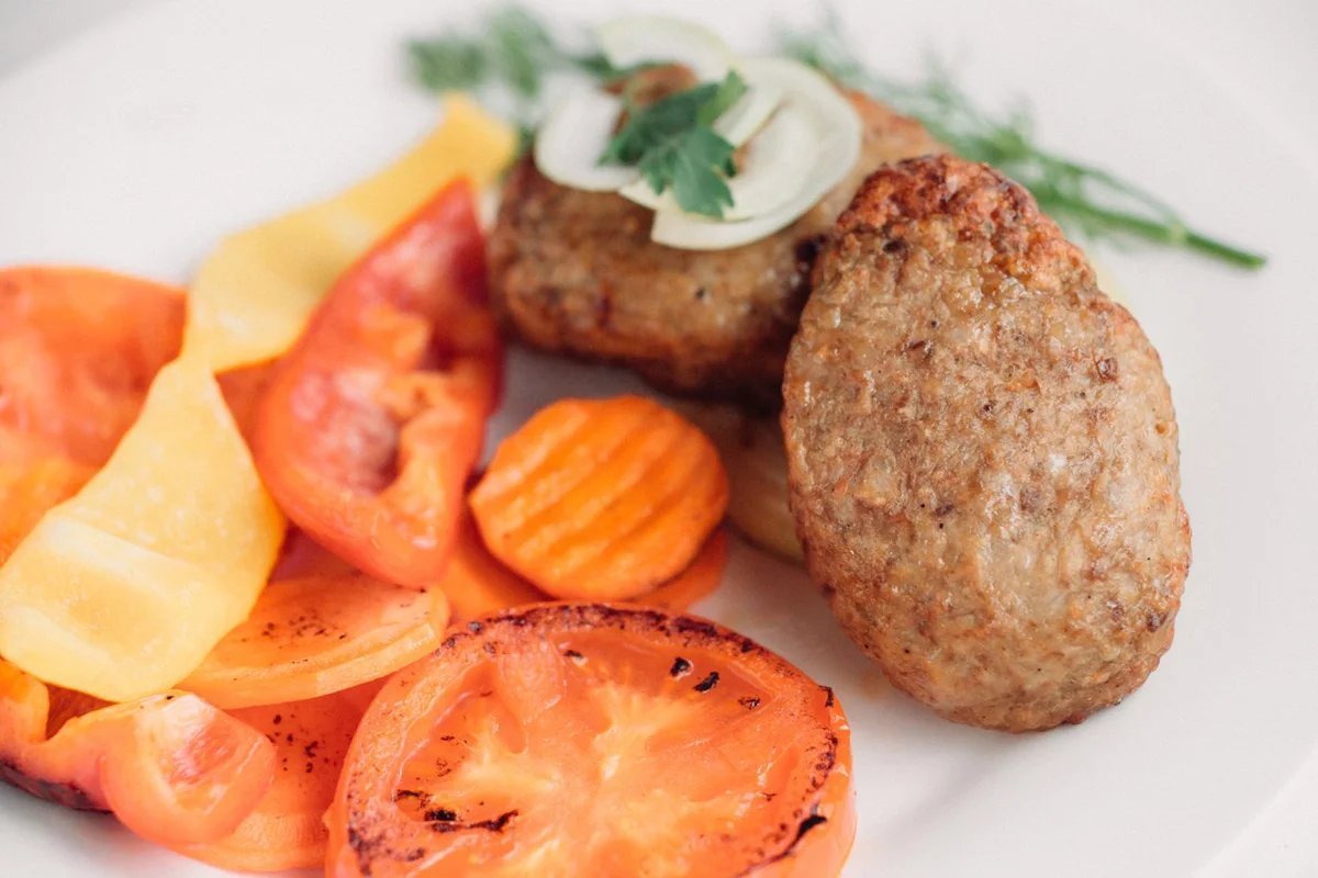 Гарнир к котлетам. Биточки с гарниром. Рыбные котлетки гарнир. Лучший гарнир к печеночным котлетам. Какой гарнир подходит к рыбным котлетам.