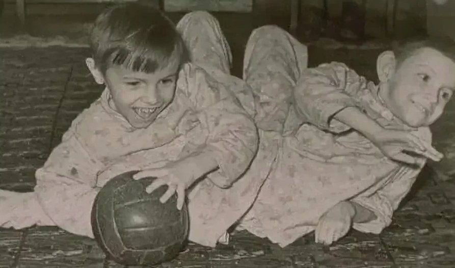 сиамские близнецы маша. сёстры кривошляповы сиамские близнецы. сестры кривошляповы маша. сёстры кривошляповы 2003. близнецы маша и даша кривошляповы.