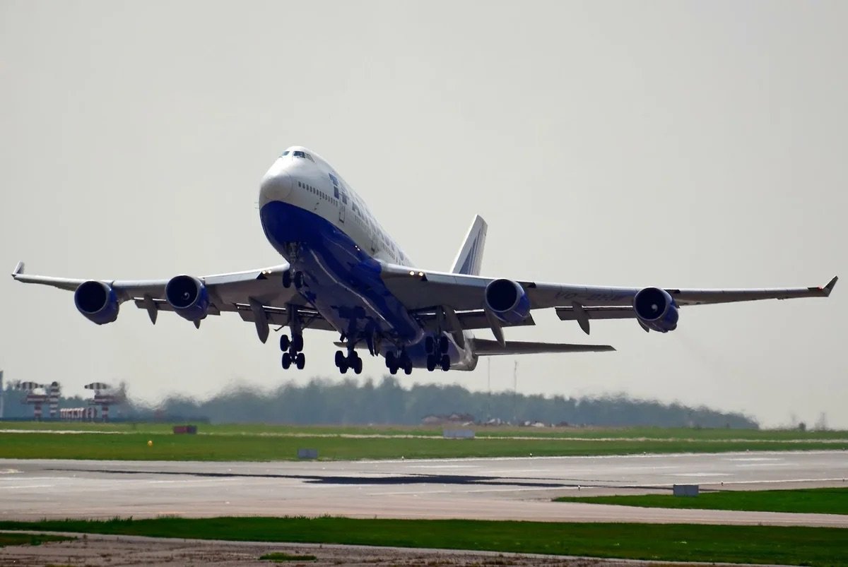 Время взлета самолета. Боинг 747 взлет. Боинг 747 сзади. Боинг 747 Трансаэро. Взлёт Боинг-747 AIRBRIDGECARGO.