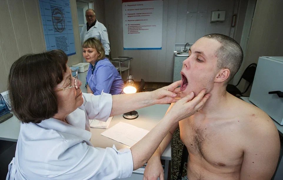 военная комиссия. призывники на медкомиссии. медосмотр призывников. призывники на комиссии. медкомиссия в армию.