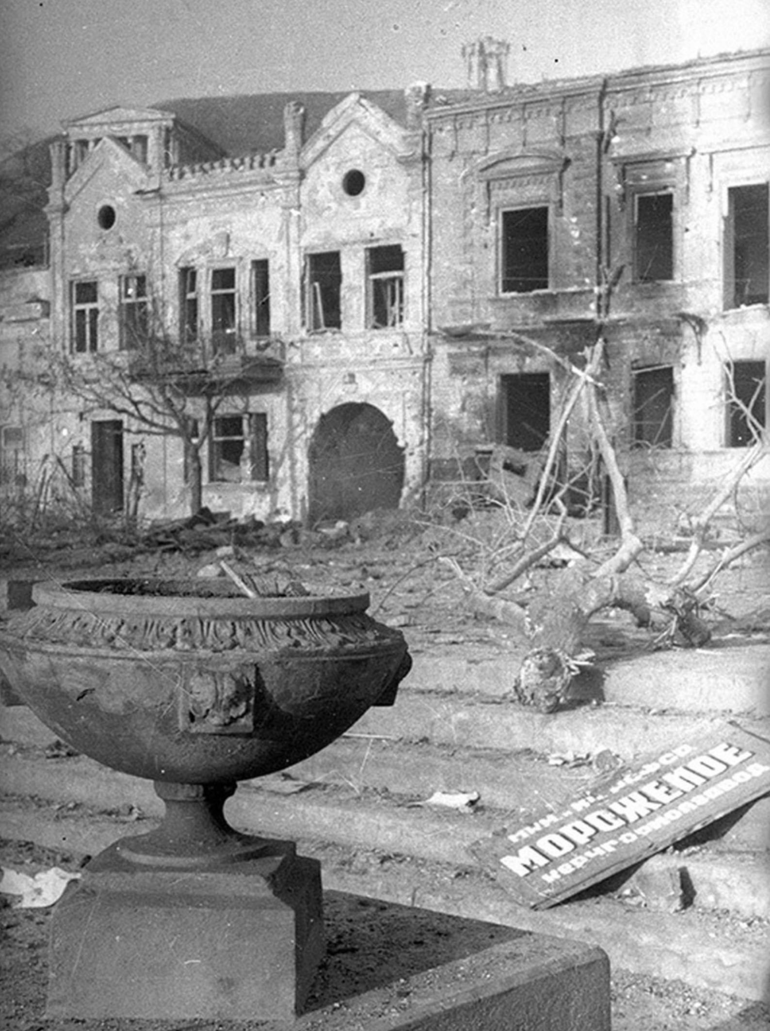 Керчь 1944. Керчь разрушенная 1944. Город Керчь после войны. Керчь после войны руины.