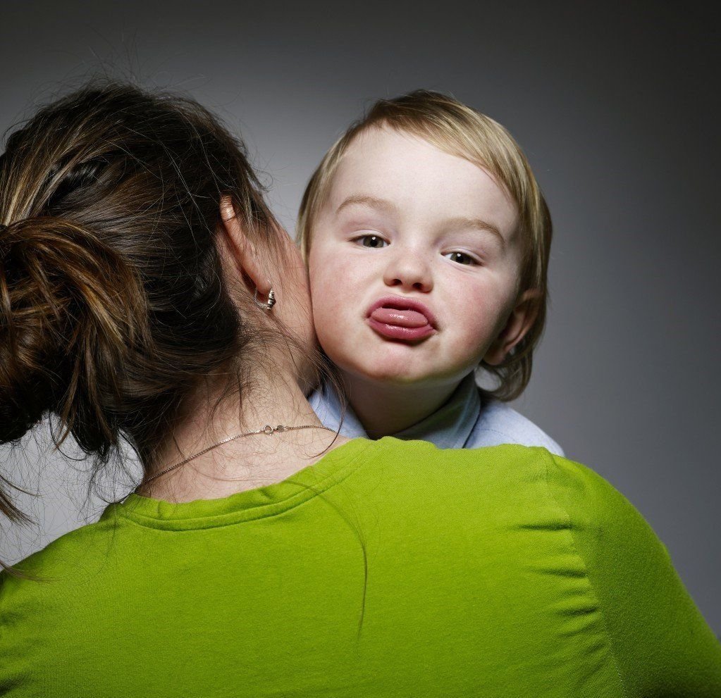 дошкольник балуется. непослушный ребенок. советские плакаты про школу. плакат баловали с детства. советские плакаты для детей.