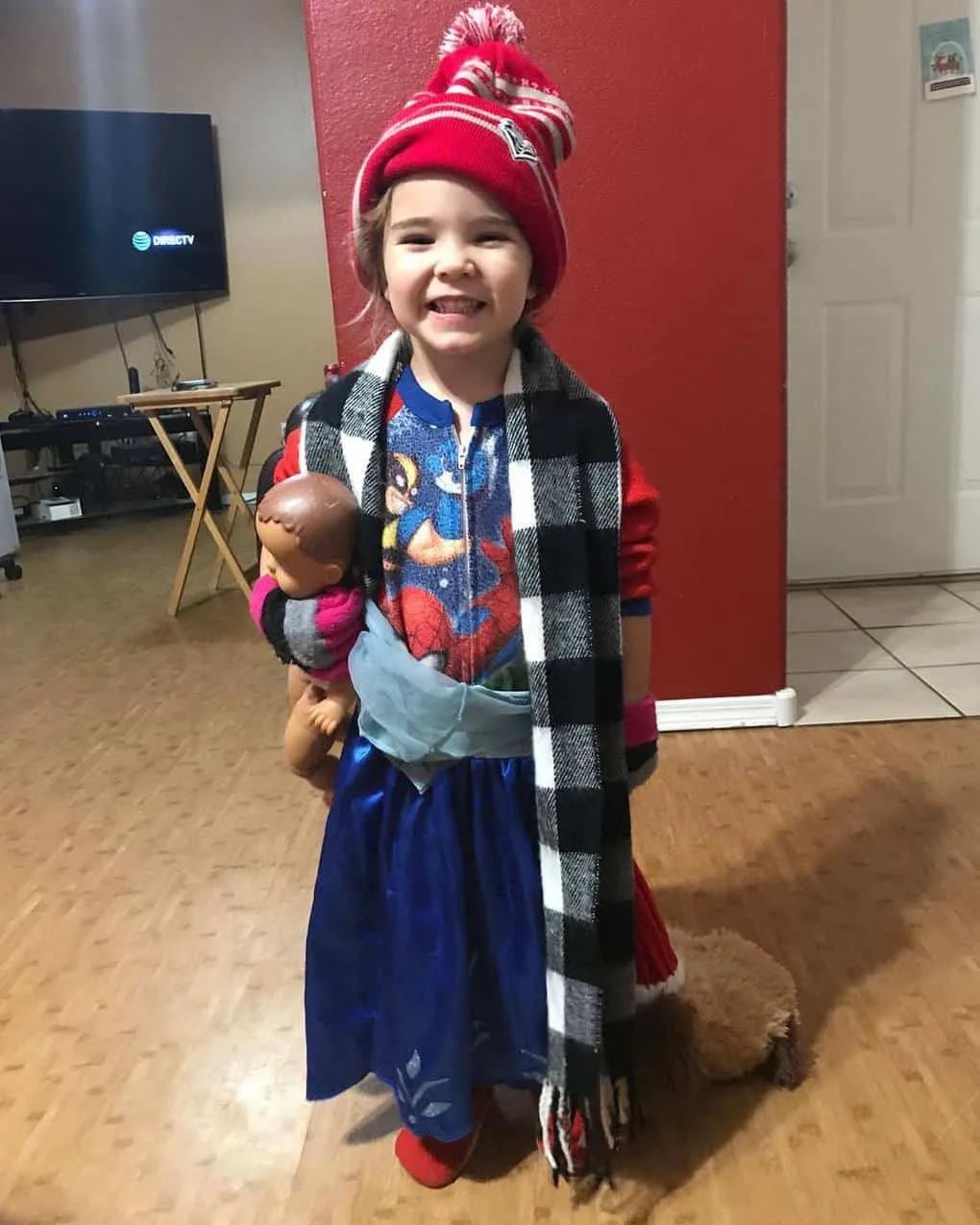 Ребенок одевается. Ребенок плохо одет. Бедно одетый ребенок. Модно одетые дети для рекламы. Во что одеты дети.