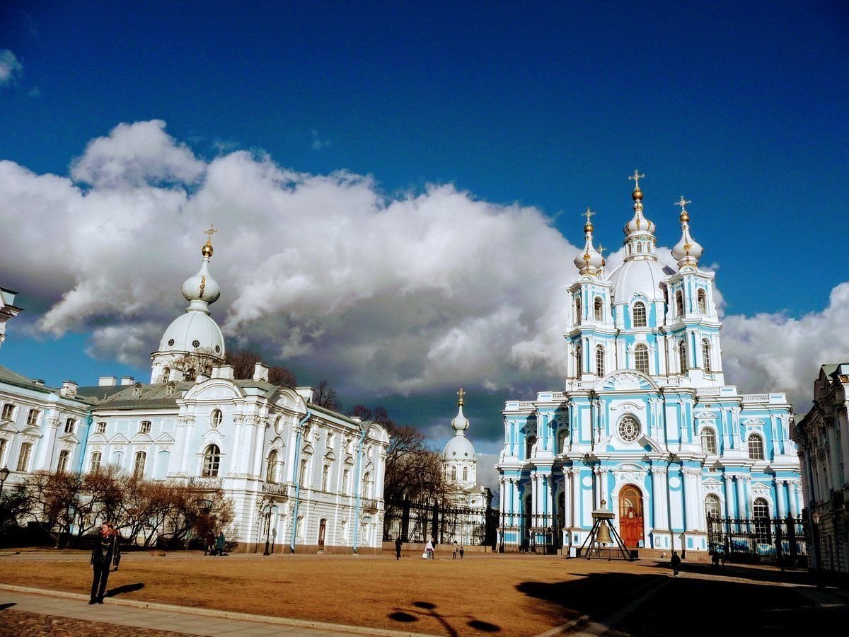 смольный дворец в петербурге