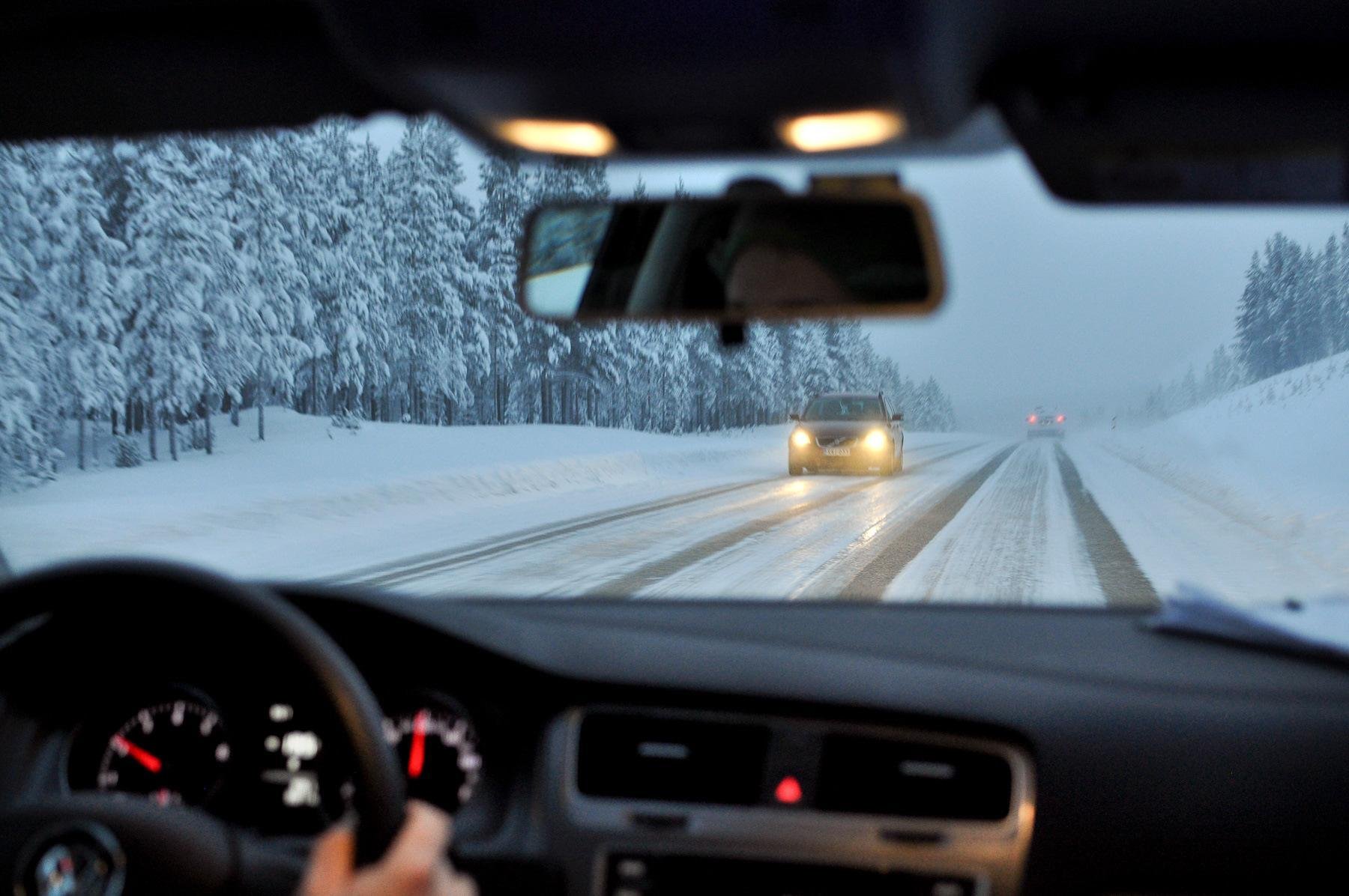 Вид из салона автомобиля на дорогу