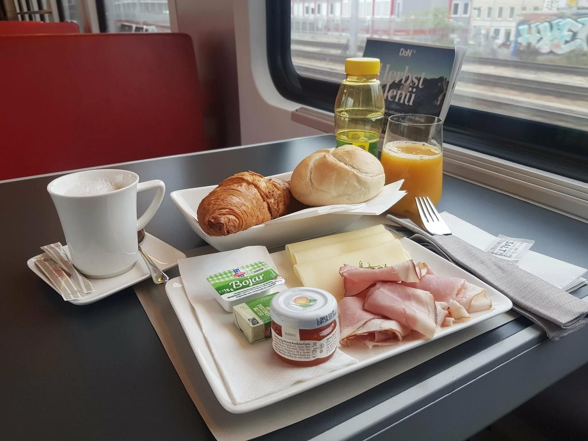 Сколько раз кормят в купе. Питание в поезде. Еда в поезд. Наборы питания в поезде. Завтрак в поезде.