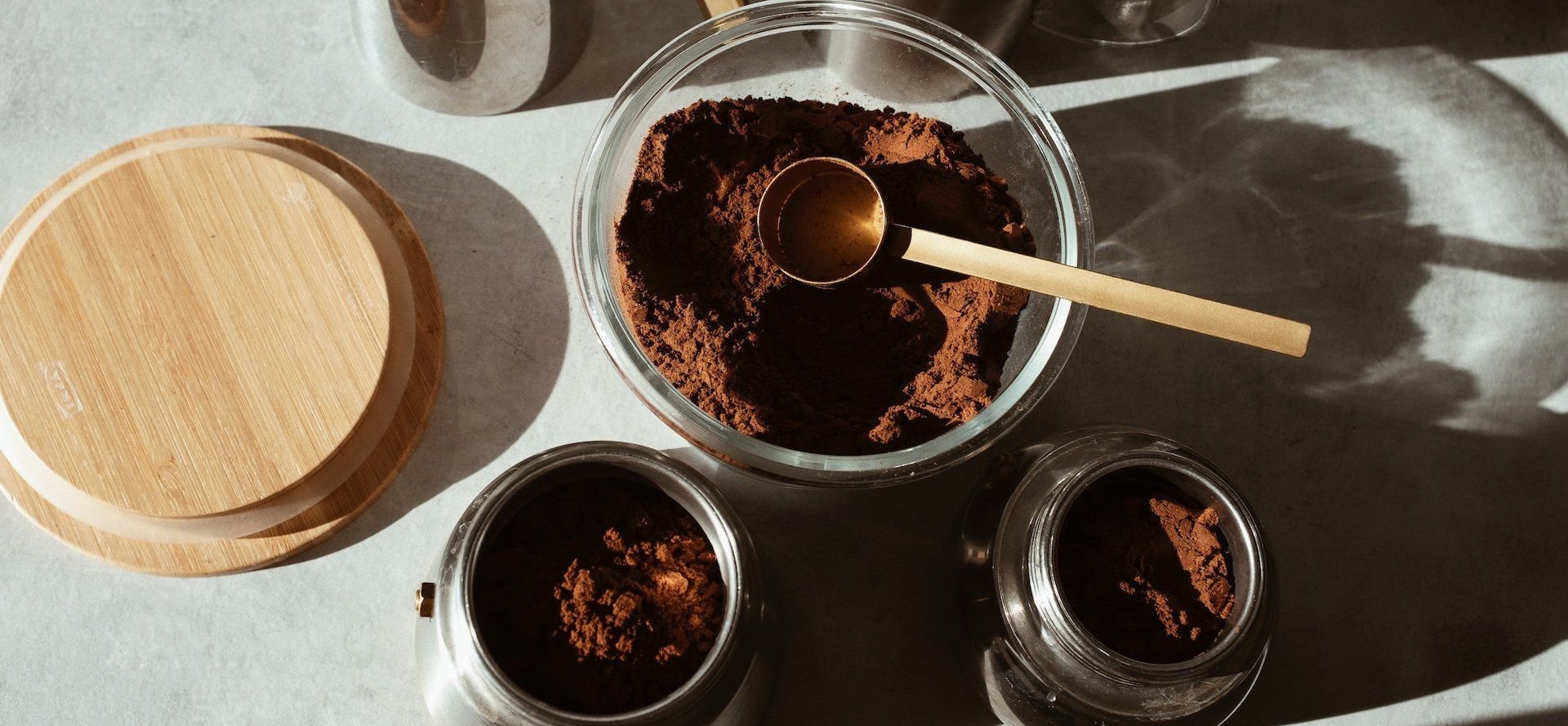 Кофемолка с зернами. Кофе молотый espresso ground coffee. Как правильно молоть кофе. Как правильно молоть кофе. Кофемолка помол.