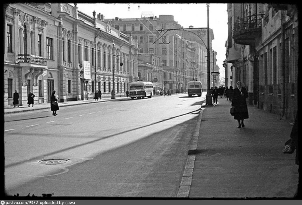 Улицы москвы е. Кропоткинская улица. Улица Кропоткина Москва. Хамовники 1950 год. Улица Пречистенка в Москве.