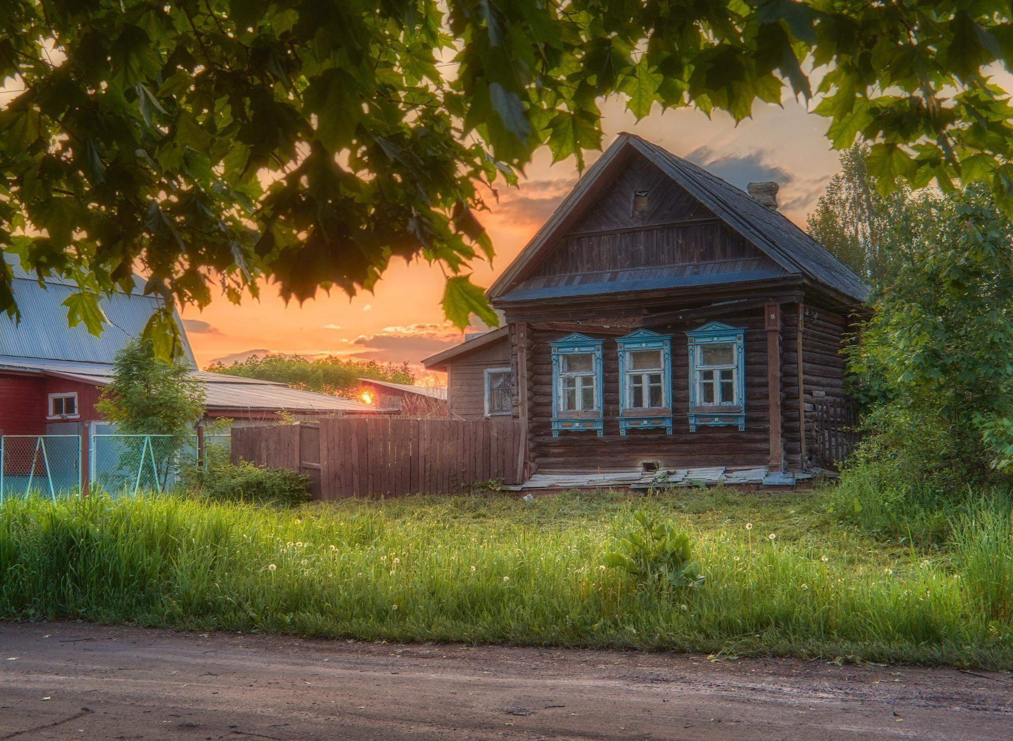 Стоит дом в деревне. Деревня Пановская. Пановская деревня Егорьевский район Московская. Домик в деревне. Деревенский дом.