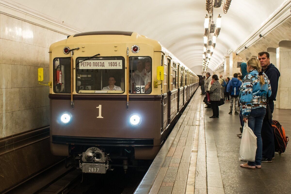 Какие поезда метро. Ретропоезд Сокольники метро. Ретро поезд метро Москва 1935. Метро ретро поезд Сокольники. Ретро поезд Московского метро 1935 года.