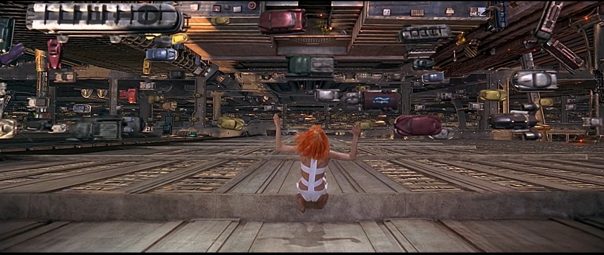 Брюс уиллис корбен даллас. Пятый элемент стэйси маккензи. Как в будущем доставляют еду пятый элемент. Пятый элемент кадры. Брюс уиллис корбен даллас.