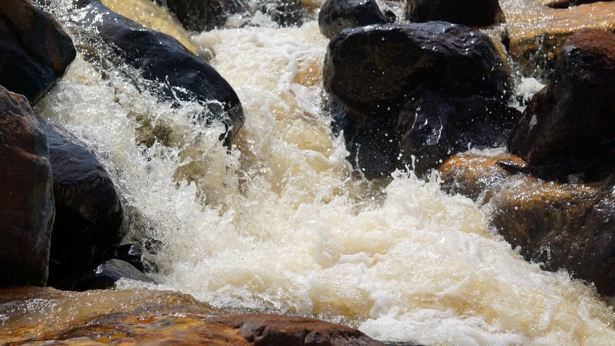 Серная вода. Южный чирип, река. Серная река Южный чирип.