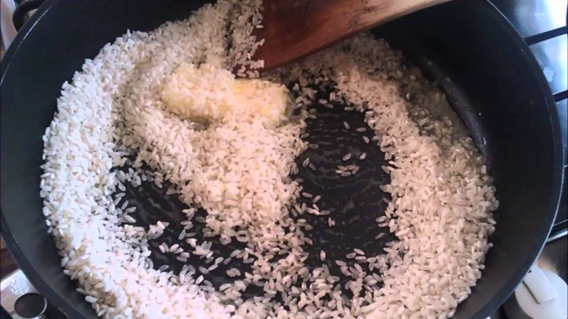 Рис для плова нужно промывать. Рис обжаренный на сковороде. Обжарить рис для плова. Плов с жареным рисом. Рис пассированный.