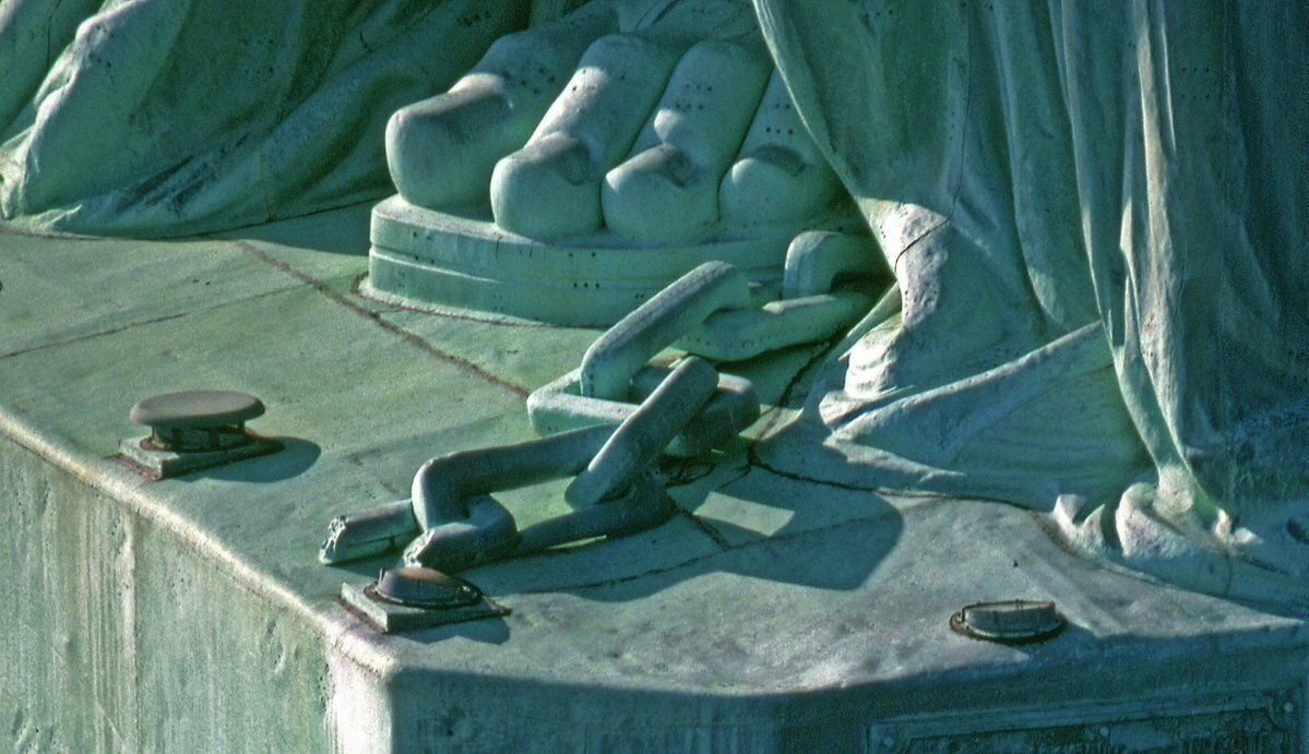 статуя свободы на коленях