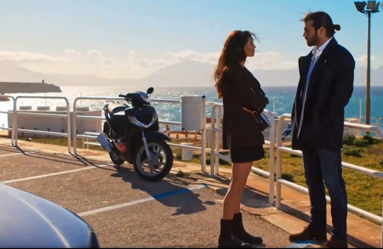 Фиолетовый как море 2 дата выхода. Фиолетовый как море турецкий сериал. Джан яман и франческа чиллеми. Джан яман и франческа чиллеми. Фиолетовое море сериал турецкий.