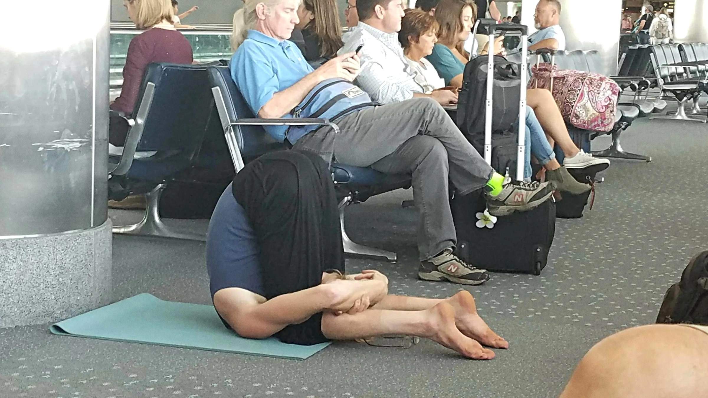 люди сидящие в аэропорту