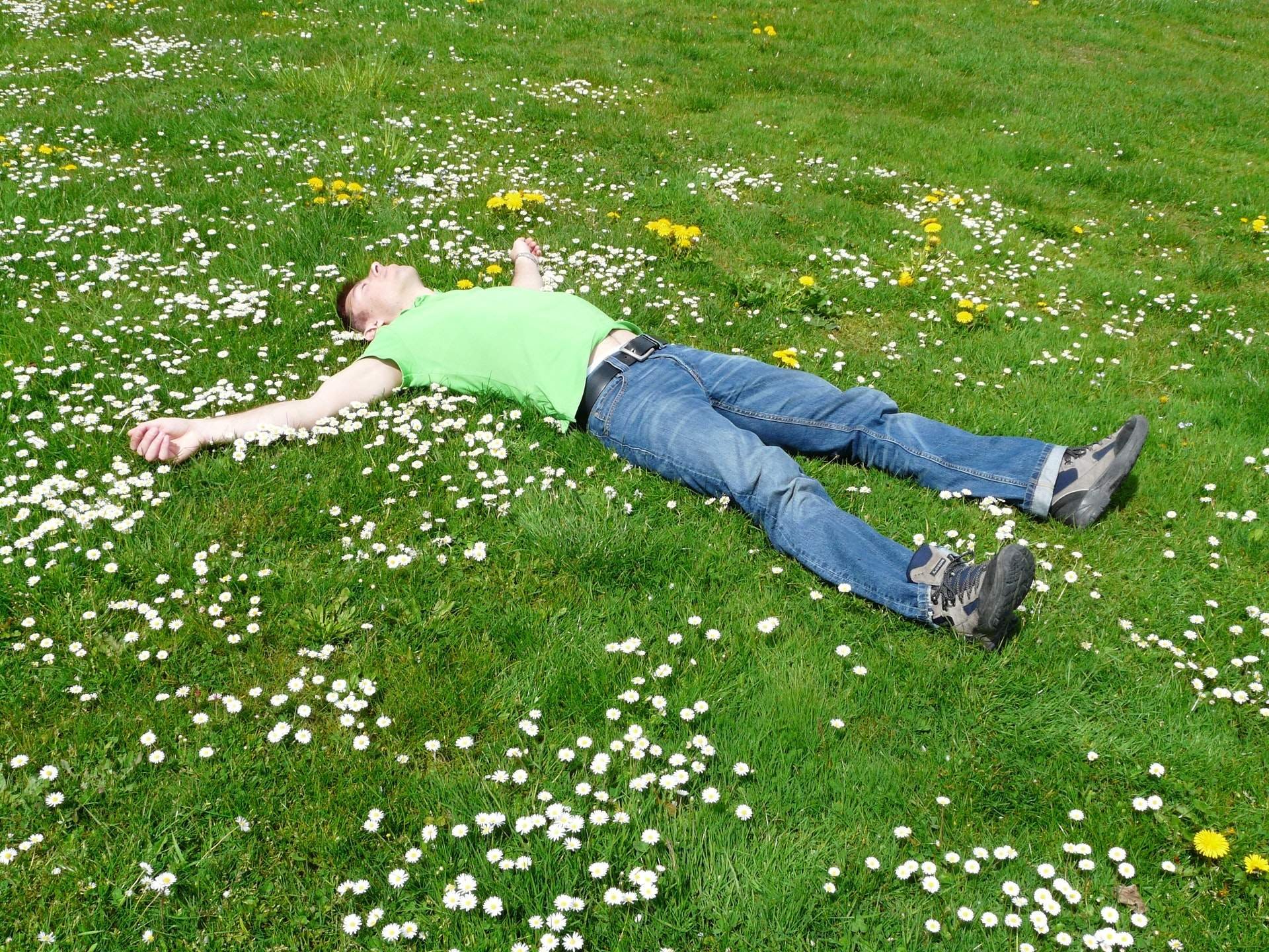 Человек лежит на траве