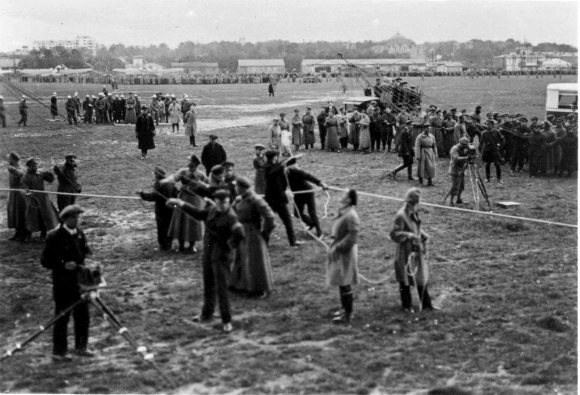 История поля. Ходынское поле в 19 веке. Ходынское поле 19в. Ходынка исторические фото. Исторические фотографии Ходынского поля.