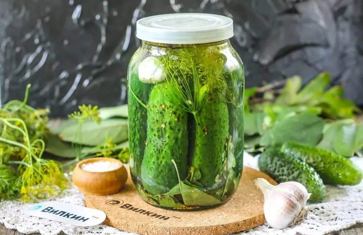 огурцы в трехлитровых банках. огурчики по болгарски. квашеные огурцы. огурцы солёные 3л. огурчики в банках.