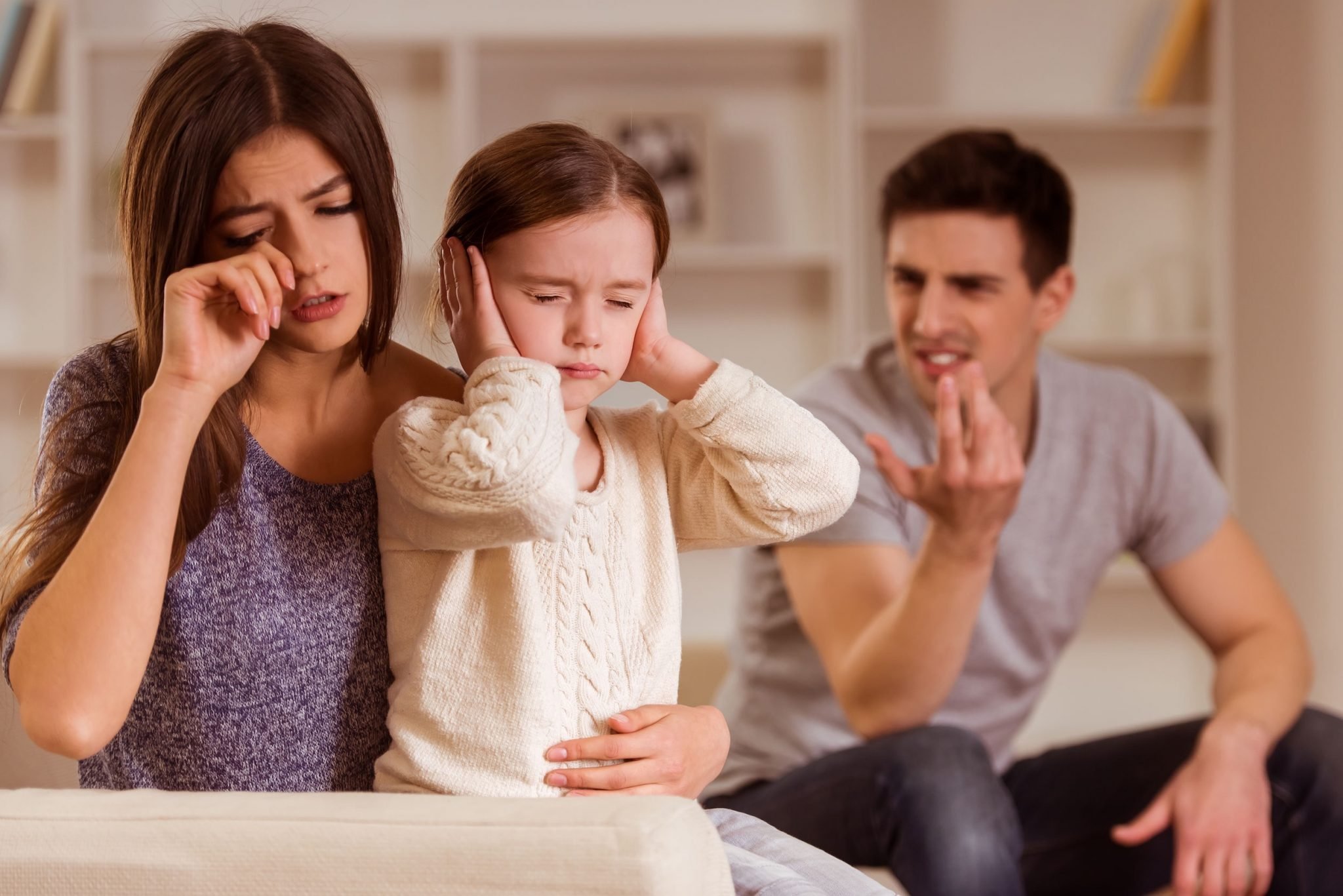 Родитель может. Конфликты в семье. Ссора в семье. Ссора родителей и детей. Отношения в семье.