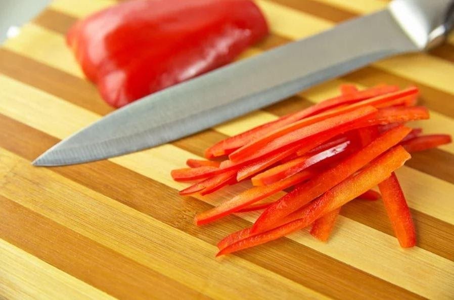 Болгарский перец нарезанный соломкой. Режем перец. Режем перец. Нарезка ломтика болгарского перца. Разрезанный болгарский перец.