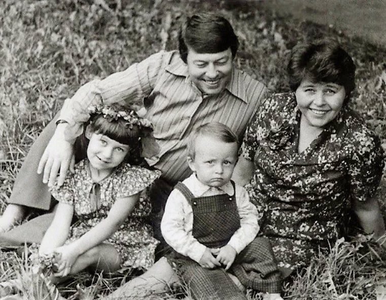 Анастасия заволокина фото с детьми и мужем