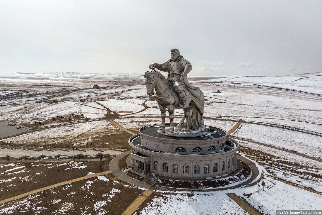 Резиденция чингисхана связана с оймяконом. Памятник Чингисхану в Калмыкии. Памятник Чингисхану в Элисте. Статуя Чингисхана в Улан-Баторе. Памятник Чингисхану в Монголии.