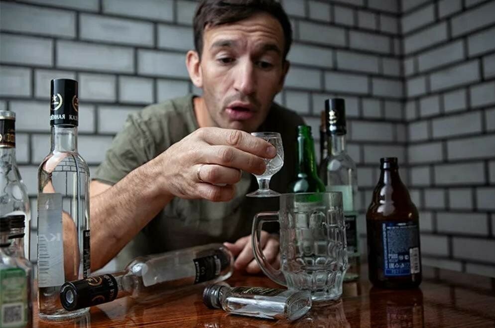 Пьяница какой. Пьяница какой. Пьяница какой. Бомж с пивом. Мужчина алкоголик.