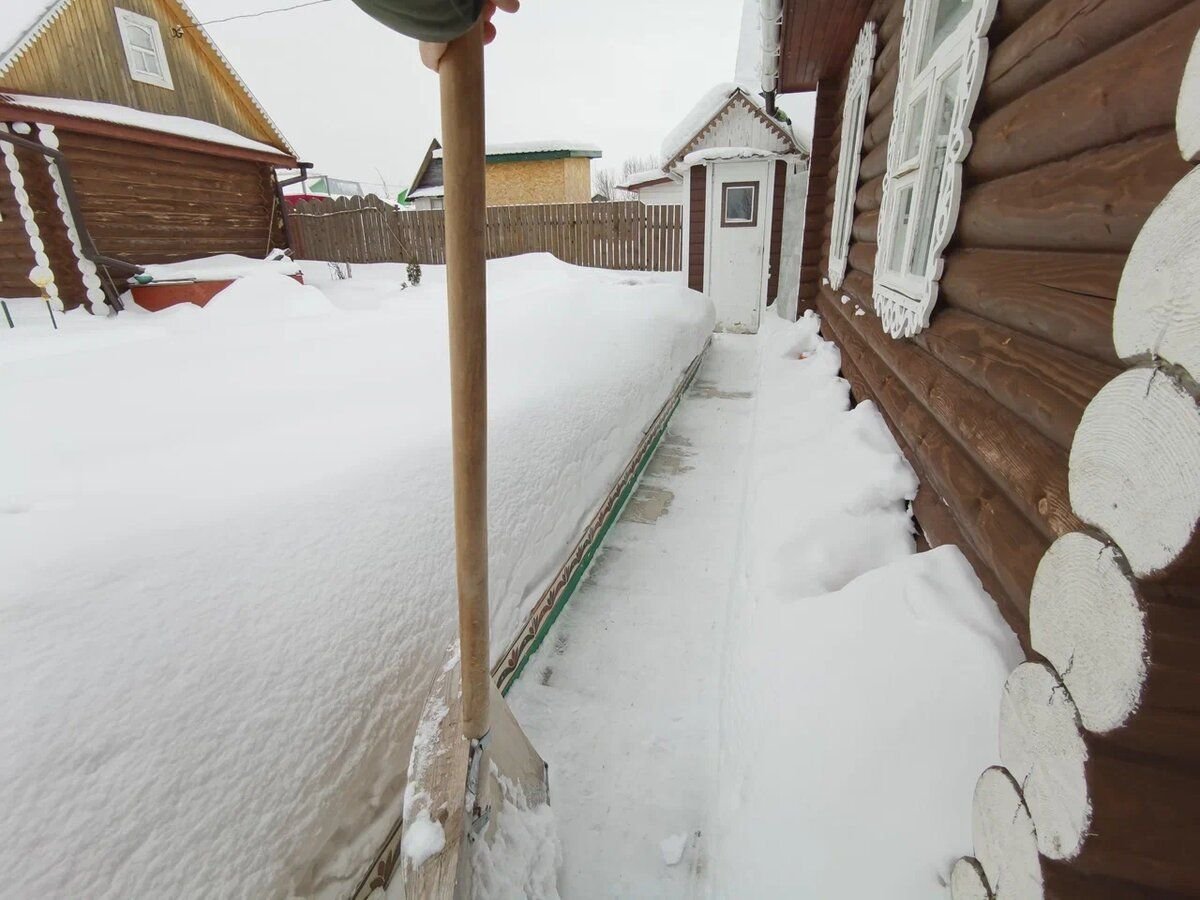 отмостка от снега. отмостка в многоквартирном доме. гидроизоляция отмостки. тает снег на отмостке дома. нужно ли чистить отмостку от снега.