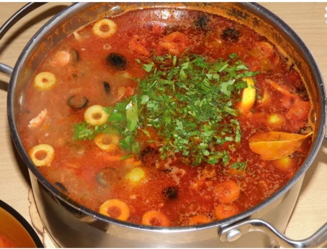 Солянка сборная мясная в кастрюле. Как приготовить солянку в кастрюле. Суп в кастрюле. Солянка сборная мясная в кастрюле. Как приготовить солянку в кастрюле.