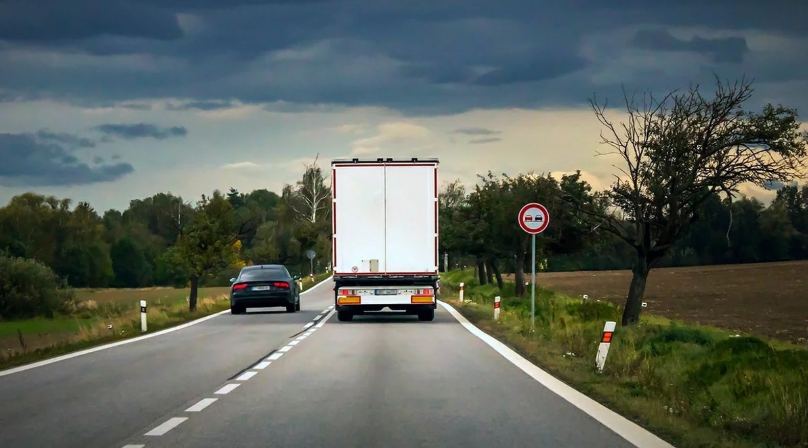 обгон на дороге. обгон автомобиля. пункт 11. движение автомобиля по дороге. обгон на двухполосной дороге.