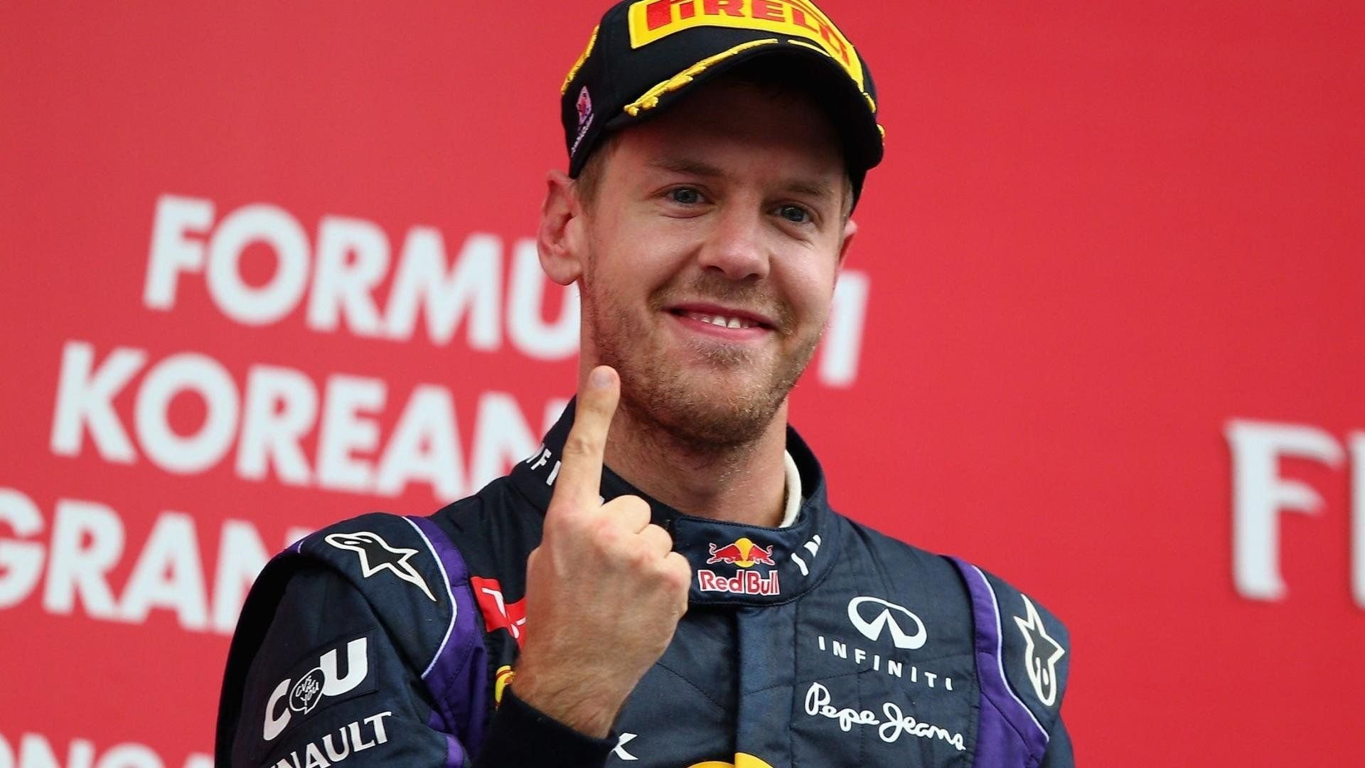 Гран при мужчины. Себастьян Феттель. Гонщик Sebastian Vettel. Себастьян Феттель подстригся. Феттель гонщик формулы 1.