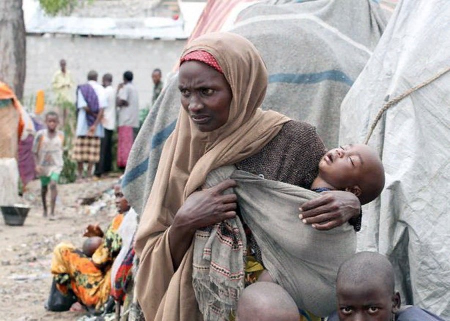 Бедные дети африки. Голодающыые дети Африке. Голодающие дети Сомали. Голодающие дети Эфиопии. Голодающие дети Африки третий мир.