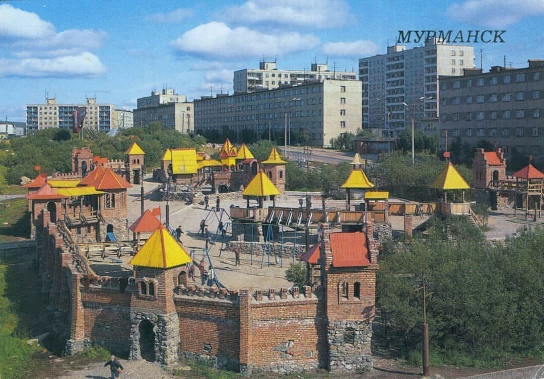 Городок сказка. Городок на Семеновском озере Мурманск. Детский городок Мурманск Семеновское озеро. Мурманск детский городок в Ленинском районе. Детская площадка Мурманск Семеновское озеро.