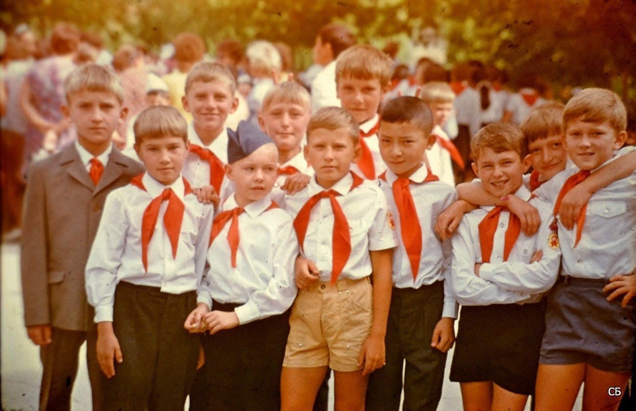 Дети в пионерских галстуках