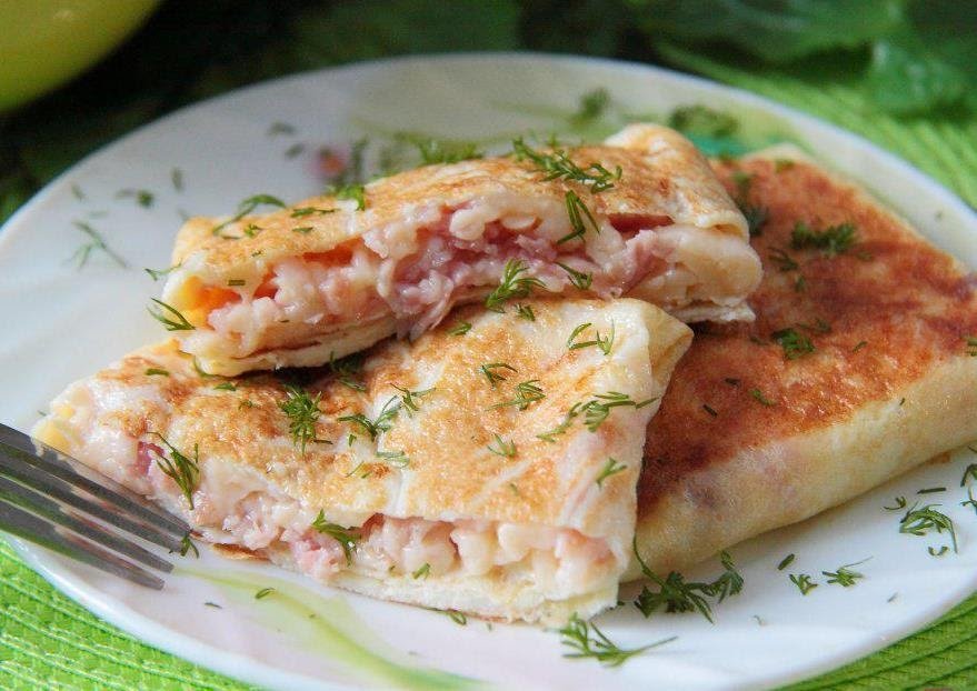 омлет конвертиком с сыром. конвертик из яиц с начинкой. блинчики с ветчиной и сыром. яичные конвертики. конвертик из яиц с начинкой.