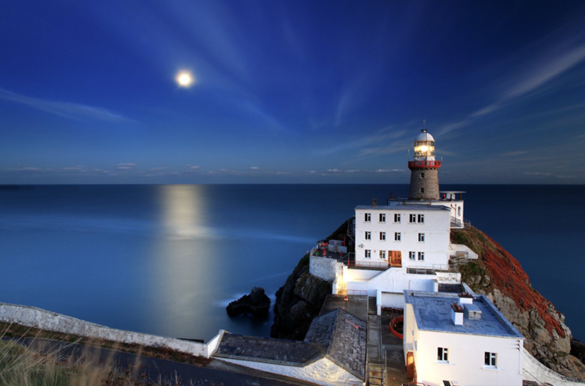 Light house. Маяк на Санторини. Baily Lighthouse, Ирландия. Смотритель маяка Ирландия. Маяк на острове ночью.