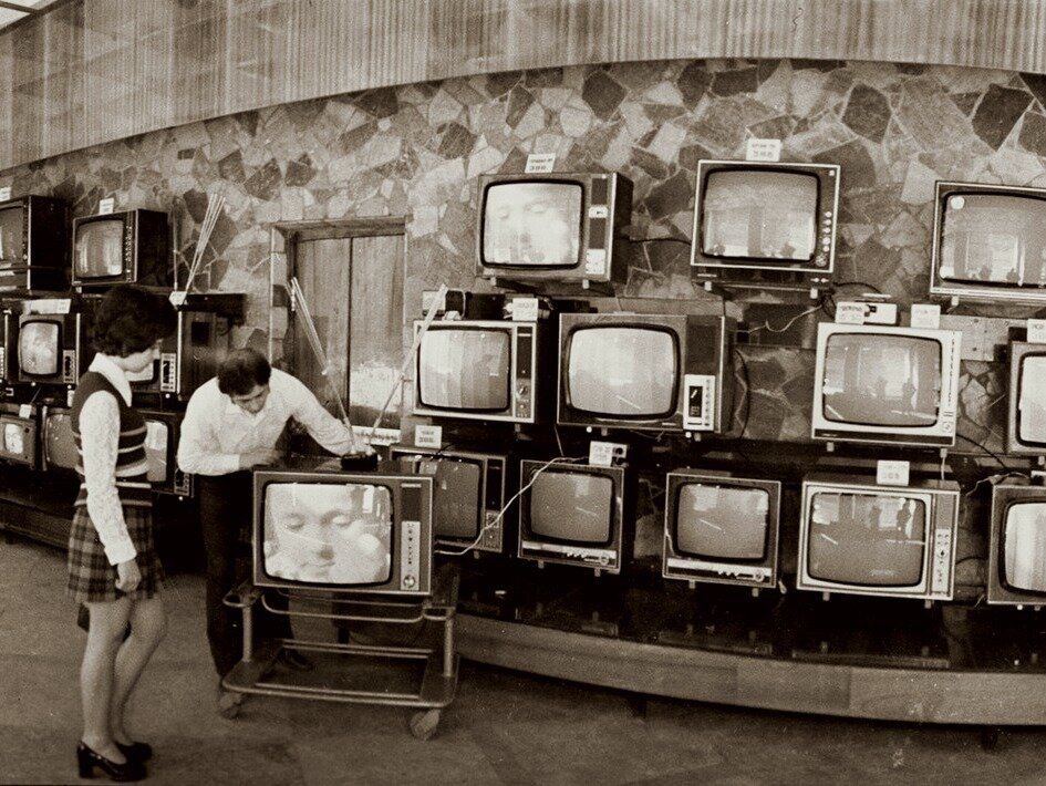 Телевизор в ссср появился каком году. Телевизор Рубин 1959. Завод телевизоров СССР. Завод телевизоров Горизонт в СССР. Телевизоры 70-80 годов советские.