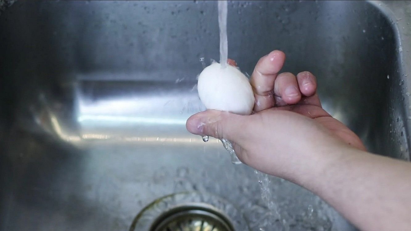 Яйцо поместить в воду. Яйца в холодной воде. Яйца в кастрюле. Яйца варятся. Очистка яиц.