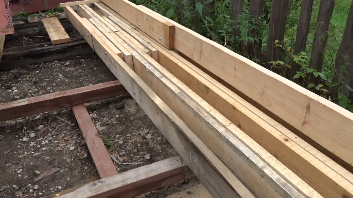 Как нарастить балки перекрытия. Балка перекрытия брус 200х100. Балки перекрытия 50х200. Деревянный брус перекрытия. Деревянные балки перекрытия пролет 6.