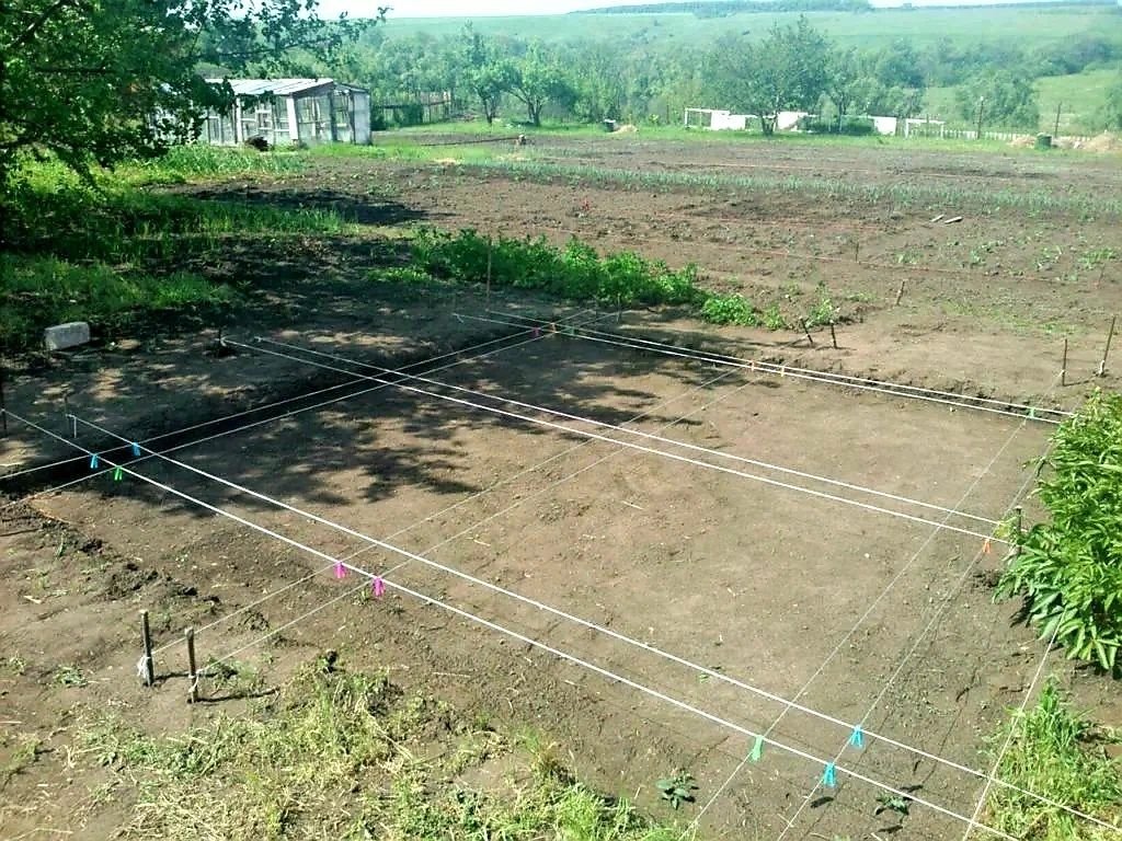 Подготовка земельного участка. Разметка фундамента. Разметка участка. Разметка участка под фундамент. Разметка фундамента на участке.