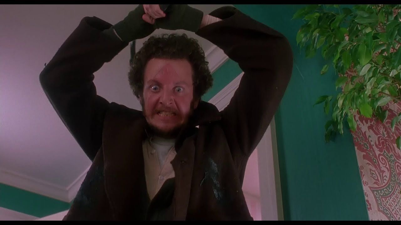 паук из фильма один дома. дэниел стерн один дома. гигантский паук в доме. один дома гарри и марв. марвин мерчантс.