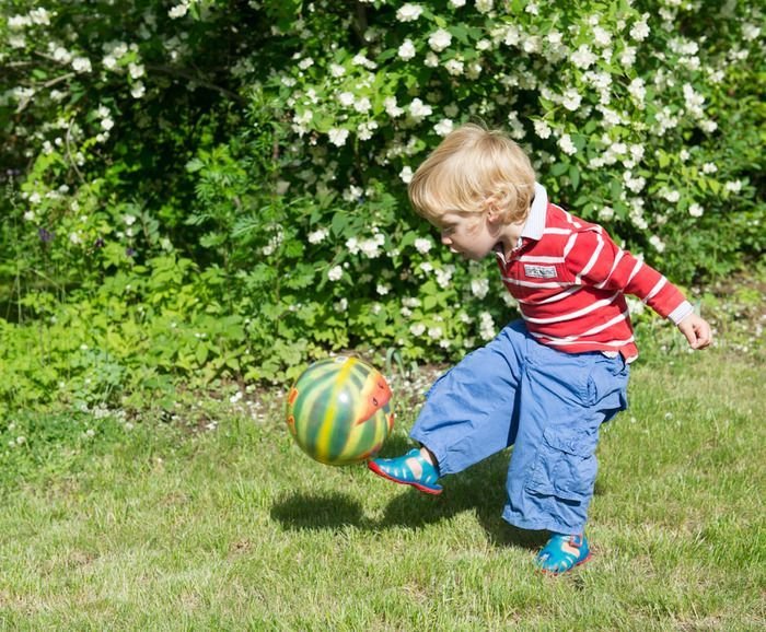 Обучение игре в мяч. Мячики для детей. Дети играют. Дети играют в мячик. Мальчик с мячиком.